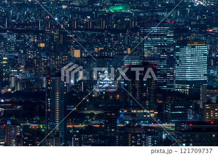 大阪の夜景とライトアップされた大阪城 大阪の夜景とライトアップされた大阪城 121709737
