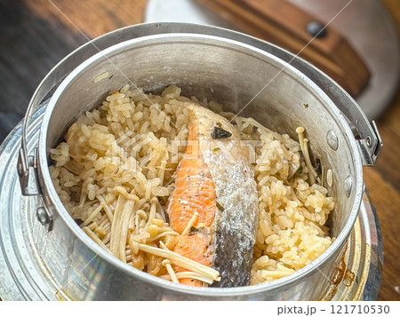 キャンプで食べる釜めし 121710530