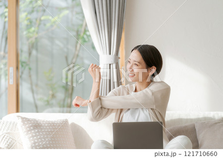 パソコン作業をしてストレッチする女性 パソコン作業をしてストレッチする女性 121710660