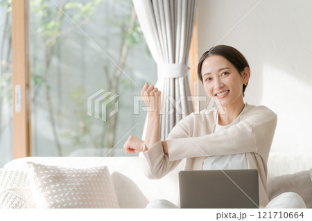 パソコン作業をしてストレッチする女性 パソコン作業をしてストレッチする女性 121710664