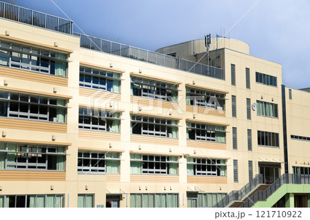 東京近郊の新築の小学校校舎 121710922