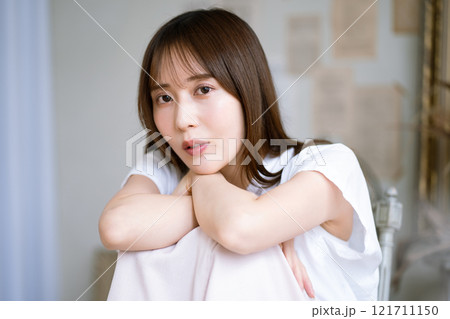 黒髪ロングヘアの若い女性 121711150