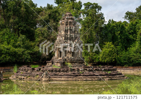 貯水池に浮かぶ仏教寺院　ニャック・ポアン 121711575