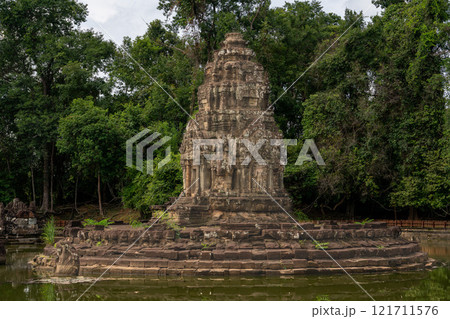 貯水池に浮かぶ仏教寺院　ニャック・ポアン 121711576