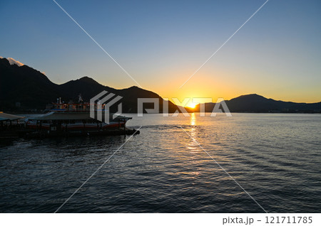 広島県の厳島からの夕日 広島県の厳島からの夕日 121711785