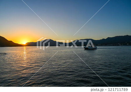 広島県の厳島からの夕日 広島県の厳島からの夕日 121711789