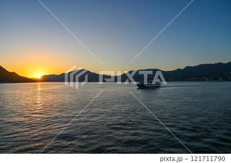 広島県の厳島からの夕日 121711790