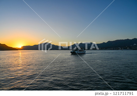 広島県の厳島からの夕日 121711791