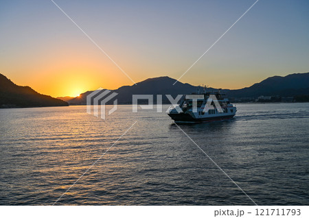 広島県の厳島からの夕日 広島県の厳島からの夕日 121711793