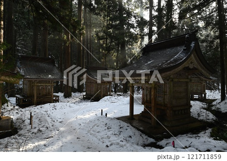 冬の出羽神社参道 冬の出羽神社参道 121711859