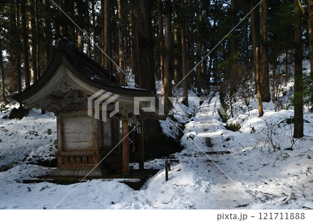 冬の出羽神社参道 冬の出羽神社参道 121711888