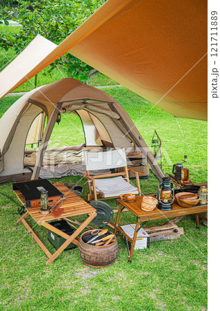 ソロテント タープ泊 一人キャンプ キャンプ風景 ベージュ ソロテント タープ泊 一人キャンプ キャンプ風景 ベージュ 121711889