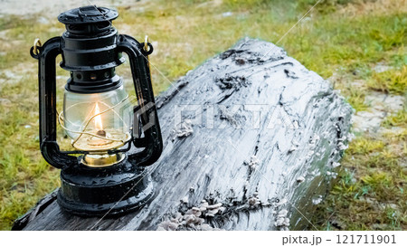 雨のランタン キャンプ 野外 オイルランプ 雨のランタン キャンプ 野外 オイルランプ 121711901