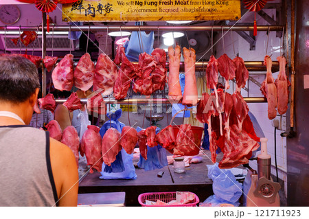 香港の市場の肉屋で売られる豚肉。牛肉や鶏肉より高級で高価。中国人は豚肉が大好きだ 121711923