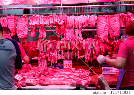 香港の市場の肉屋で売られる豚肉。牛肉や鶏肉より高級で高価。中国人は豚肉が大好きだ 121711928
