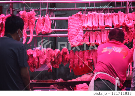 香港の市場の肉屋で売られる豚肉。牛肉や鶏肉より高級で高価。中国人は豚肉が大好きだ 121711933