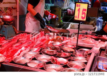 香港島北角の市場で売られる魚。日本ではなじみのない魚も多い 香港島北角の市場で売られる魚。日本ではなじみのない魚も多い 121711940
