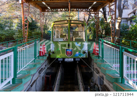 神戸・摩耶ケーブル駅に停車しているケーブルカー 神戸・摩耶ケーブル駅に停車しているケーブルカー 121711944