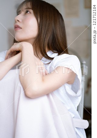 黒髪ロングヘアの若い女性 121712184