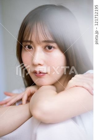 黒髪ロングヘアの若い女性 黒髪ロングヘアの若い女性 121712195