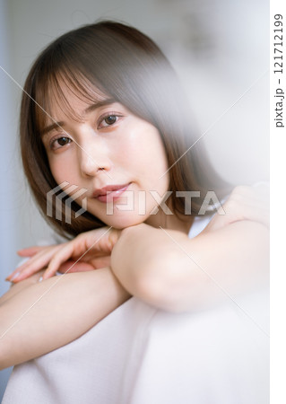 黒髪ロングヘアの若い女性 黒髪ロングヘアの若い女性 121712199