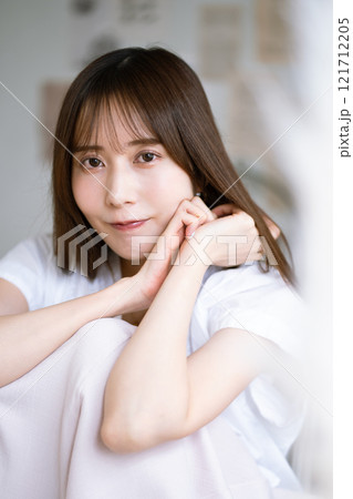 黒髪ロングヘアの若い女性 121712205