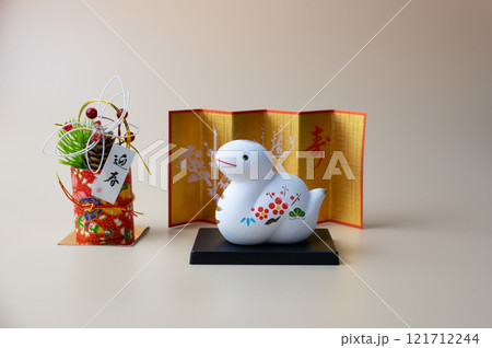 お正月を祝う十二干支のヘビの置物 121712244