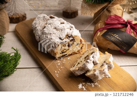 クリスマスシーズンにいただくシュトレン クリスマスシーズンにいただくシュトレン 121712246