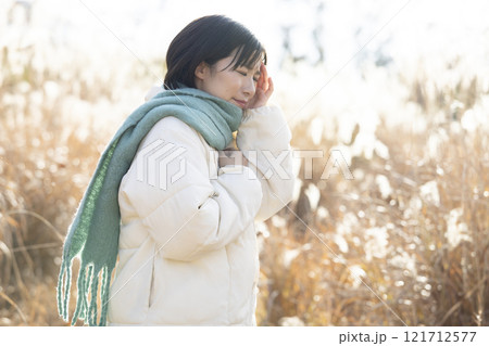 頭痛がする女性イメージ 121712577