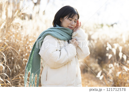 頭痛がする女性イメージ 頭痛がする女性イメージ 121712578