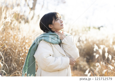 風邪症状の女性 121712579