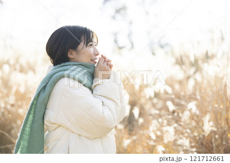 コートを着て散歩する女性 コートを着て散歩する女性 121712661