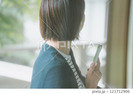 テラスの女性とスマホ 121712906