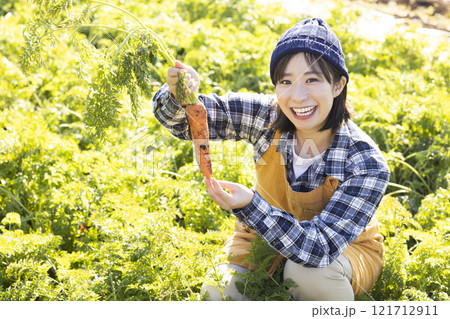 畑で働く農家の女性イメージ 畑で働く農家の女性イメージ 121712911