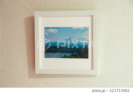 白いフォトフレームと鳥海山の風景 白いフォトフレームと鳥海山の風景 121713002