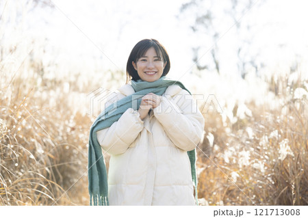 コートを着て散歩する女性 121713008