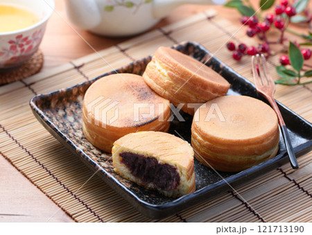 日本を代表する和菓子 今川焼き ( 大判焼き )回転焼 日本を代表する和菓子 今川焼き ( 大判焼き )回転焼 121713190