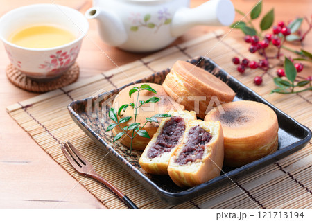 日本を代表する和菓子 今川焼き ( 大判焼き )回転焼 日本を代表する和菓子 今川焼き ( 大判焼き )回転焼 121713194