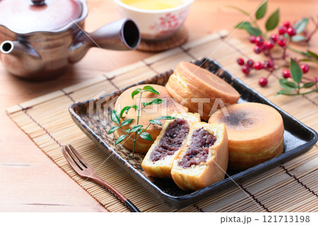日本を代表する和菓子 今川焼き ( 大判焼き )回転焼 日本を代表する和菓子 今川焼き ( 大判焼き )回転焼 121713198