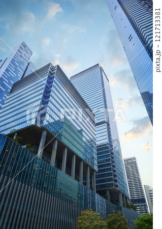 Modern skyscrapers reaching for the sky in singapore's business district 121713381