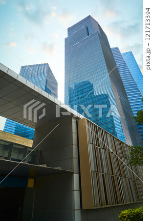 Modern architecture connecting buildings in singapore's financial district Modern architecture connecting buildings in singapore's financial district 121713394