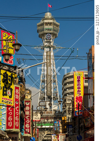 大阪・新世界と通天閣 日中 大阪・新世界と通天閣 日中 121713605