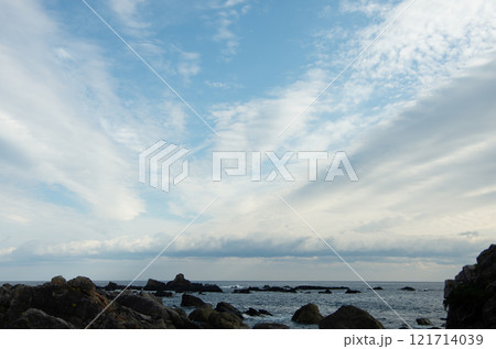 〈高知県室戸市〉空と海 121714039