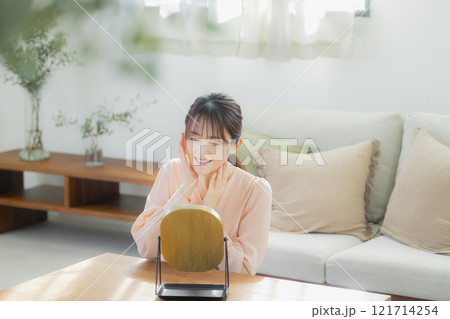 肌の潤いを実感する若い女性 肌の潤いを実感する若い女性 121714254