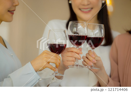 お酒のグラスを持つ女性 お酒のグラスを持つ女性 121714406