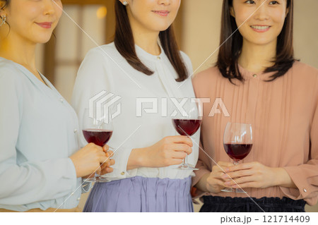 お酒のグラスを持つ女性 121714409
