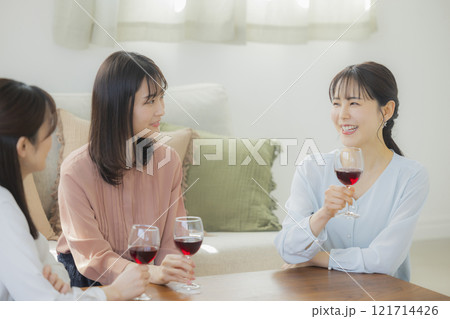 お酒のグラスを持つ女性 121714426