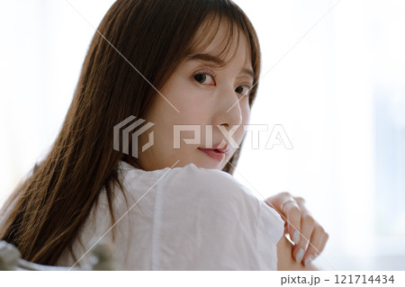 黒髪ロングヘアの若い女性 黒髪ロングヘアの若い女性 121714434