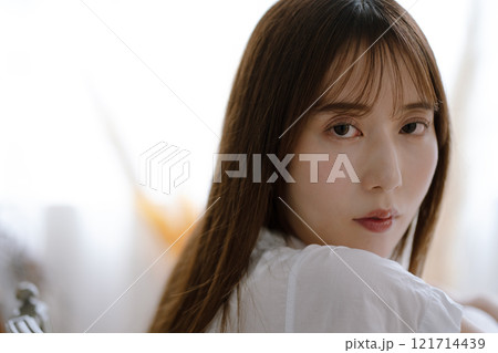 黒髪ロングヘアの若い女性 黒髪ロングヘアの若い女性 121714439