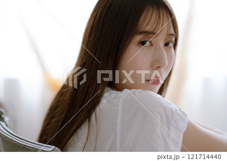 黒髪ロングヘアの若い女性 黒髪ロングヘアの若い女性 121714440